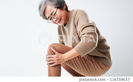 老人因膝蓋疼痛而抱住膝蓋 老人因膝蓋疼痛而抱住膝蓋 116789037