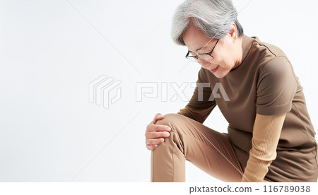 Elderly person holding knee due to knee pain Elderly person holding knee due to knee pain 116789038
