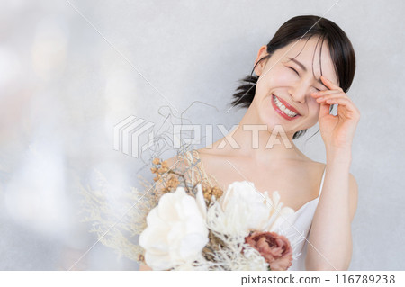 微笑的新娘手捧花的形象 116789238