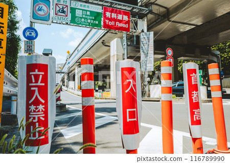首都高速公路入口前的自行車道被薄膜狀的柱子擋住 首都高速公路入口前的自行車道被薄膜狀的柱子擋住 116789990