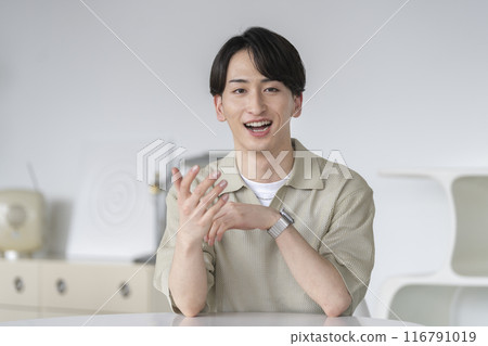 一名 20 多歲的男子對著鏡頭說話 116791019