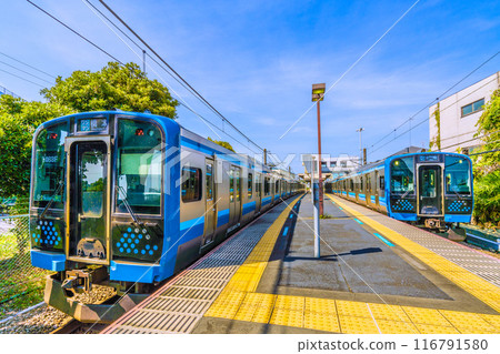 Japan's Samukawa cityscape: JR Sagami Line Kurami Station and trains. On the left is the rear car bound for Hashimoto, and on the right is the car bound for Chigasaki (July 2024) Japan's Samukawa cityscape: JR Sagami Line Kurami Station and trains. On the left is the rear car bound for Hashimoto, and on the right is the car bound for Chigasaki (July 2024) 116791580
