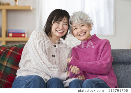 一名資深婦女和一名年輕女子對著鏡頭微笑 116791796