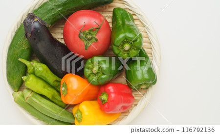 夏季蔬菜什錦（黃瓜、茄子、番茄、青椒、紅辣椒、秋葵、辣椒） 116792136