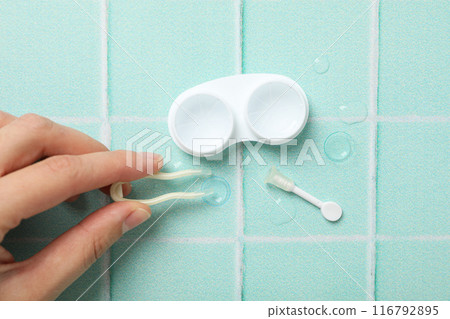 Contact lenses for eyes with a container for their storage 116792895