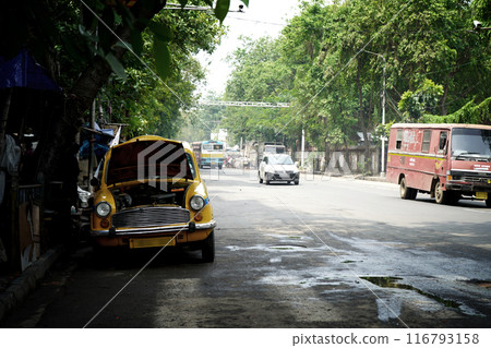 Kolkata Street and Yellow Taxi Waiting for Passenger 116793158