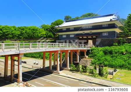 [Ishikawa Prefecture] Nezumi-mon Gate and Nezumi-mon Bridge of Kanazawa Castle on a clear day 116793608
