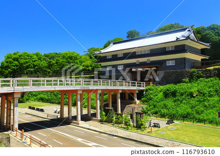 [Ishikawa Prefecture] Nezumi-mon Gate and Nezumi-mon Bridge of Kanazawa Castle on a clear day 116793610