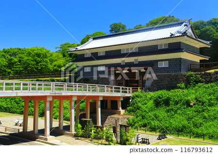 [Ishikawa Prefecture] Nezumi-mon Gate and Nezumi-mon Bridge of Kanazawa Castle on a clear day 116793612
