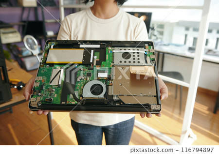 Technician With Broken Laptop In Workshop 116794897