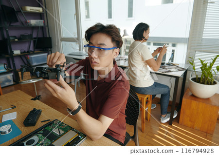 People Working In Computer Service 116794928