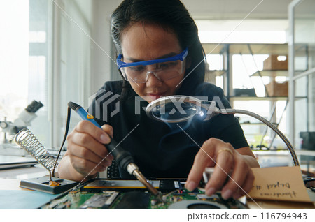 Master Soldering The Board Of Laptop 116794943