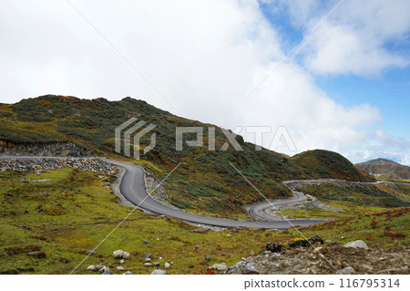 Roads bends like Snake Shape in Sikkim 116795314