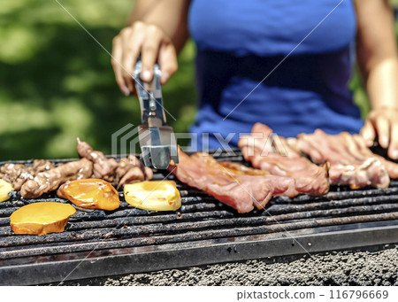 CG material: Image of hands grilling meat on a barbecue CG material: Image of hands grilling meat on a barbecue 116796669