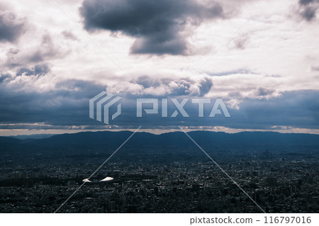 Osaka, circular clouds, light shining through, mountains and city, ring, cloudy sky, bird's view Osaka, circular clouds, light shining through, mountains and city, ring, cloudy sky, bird's view 116797016