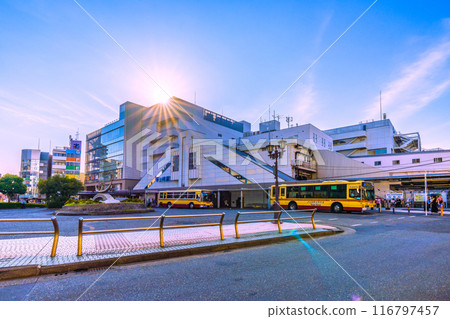 日本茅崎市街景 東海道本線與相模線兩條線路連接的茅崎站（南口）= 2020年7月21日 116797457