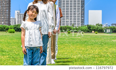 一個親密的家庭三代人沿著河床散步 116797972