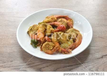 stir fried shrimp with bell pepper and spring onion in yellow curry and egg on plate 116798111