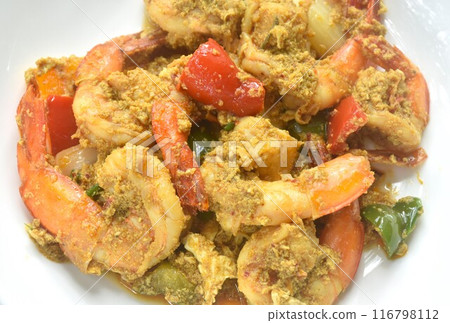 stir fried shrimp with bell pepper and spring onion in yellow curry and egg on plate 116798112