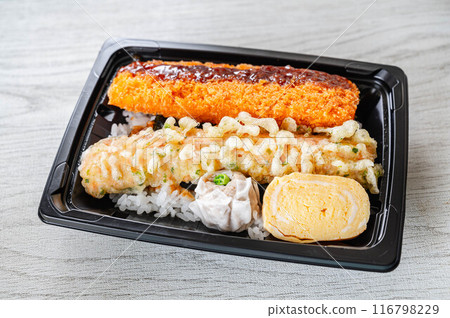 Supermarket lunch box 116798229