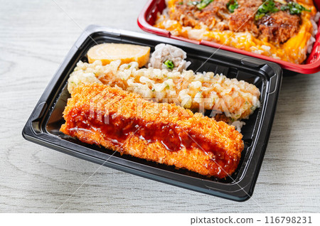 Supermarket lunch box 116798231