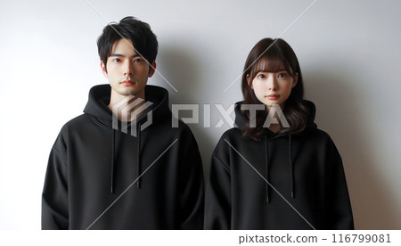 穿著黑色連帽衫的年輕男女 穿著黑色連帽衫的年輕男女 116799081