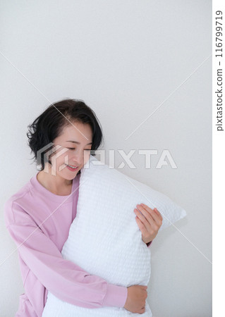 中年婦女抱著枕頭調整身心 116799719