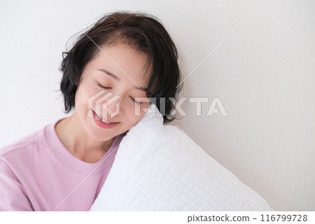 中年婦女抱著枕頭調整身心 116799728