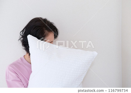 中年婦女抱著枕頭調整身心 116799734