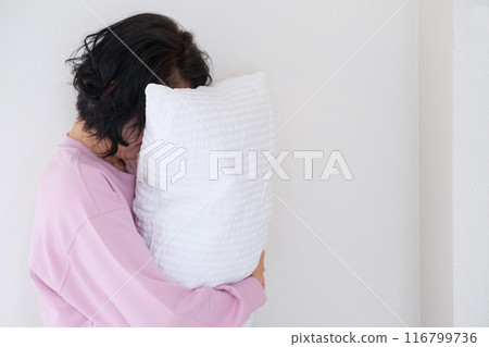 中年婦女抱著枕頭調整身心 116799736