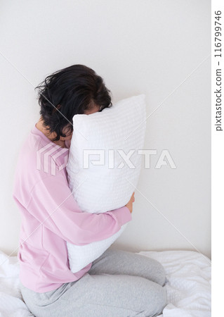 中年婦女抱著枕頭調整身心 116799746