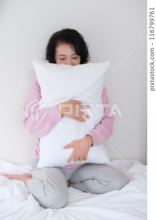 中年婦女抱著枕頭調整身心 116799761