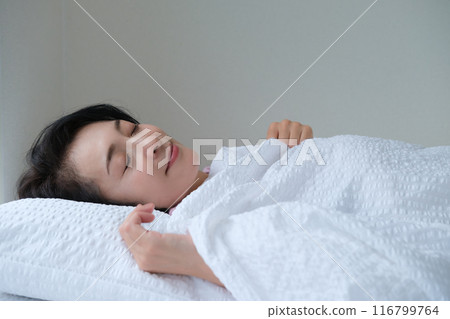 Middle-aged woman taking a nap to improve her mind and body Middle-aged woman taking a nap to improve her mind and body 116799764