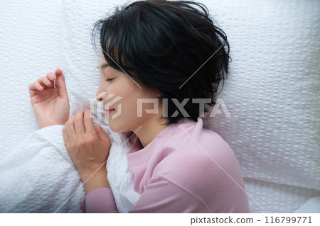 中年婦女小憩以平靜身心 116799771