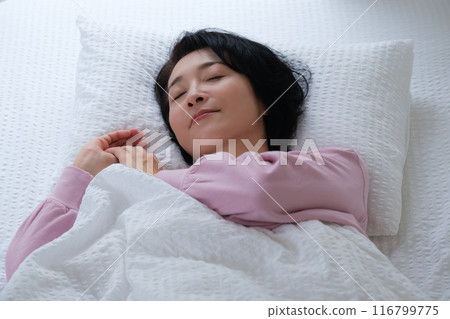 Middle-aged woman taking a nap to improve her mind and body 116799775