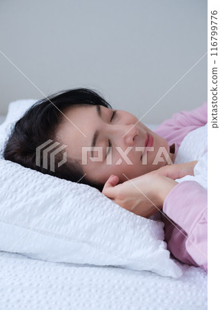 中年婦女小憩以平靜身心 116799776