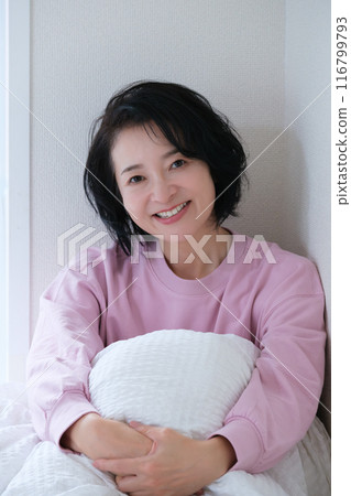 中年婦女迎接清爽的早晨 中年婦女迎接清爽的早晨 116799793