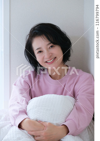 中年婦女迎接清爽的早晨 中年婦女迎接清爽的早晨 116799794