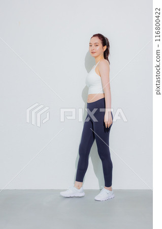 Women of sportswear 116800422