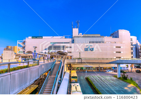 日本茅崎市街景 東海道本線與相模線兩條線路連接的茅崎站（北口）= 2020年7月21日 116800423