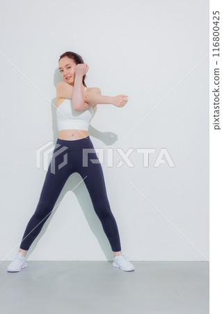 Women of sportswear 116800425