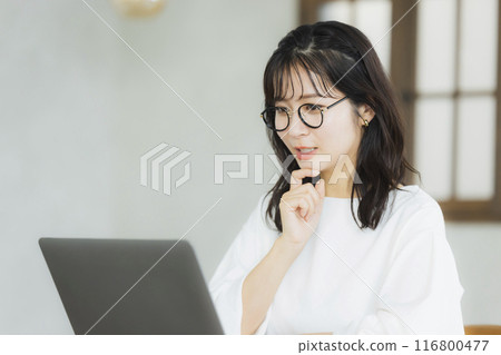 穿著辦公室休閒服的年輕女子 穿著辦公室休閒服的年輕女子 116800477