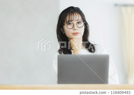 Young woman in office casual wear 116800481