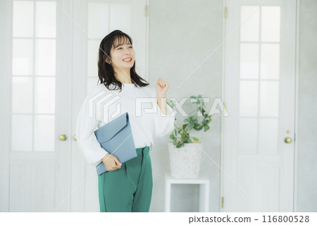 穿著辦公室休閒服的年輕女子 116800528