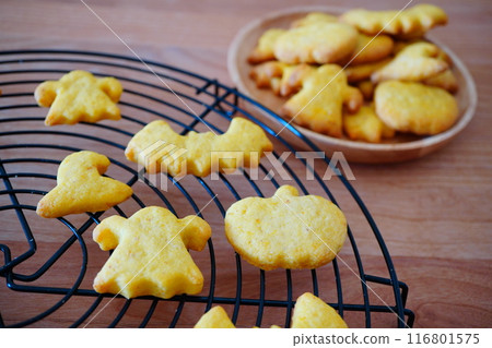 I made some pumpkin-shaped cookies for Halloween. Pumpkins, ghosts, bats, and witch hats. I made some pumpkin-shaped cookies for Halloween. Pumpkins, ghosts, bats, and witch hats. 116801575
