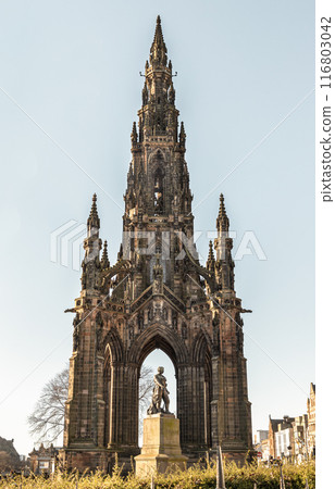 The statue of Explorer David Livingstone in front of The Scott Monument. 116803042