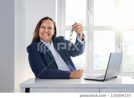 estate agent woman 116804135