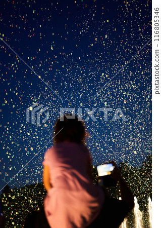 一個人拍攝夜空中跳舞的肥皂泡 116805346