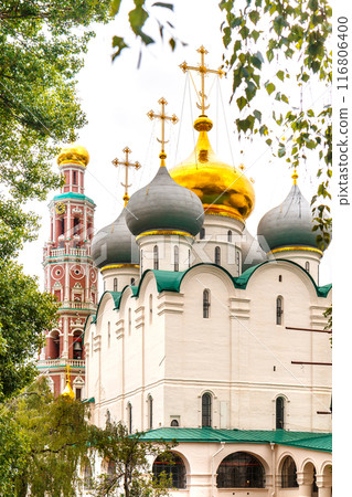 MOSCOW, RUSSIA - JUNE 09, 2021 Church building with golden domes Smolensky cathedral on the territory of the Novodevichy Monastery in the Russian capital Moscow, dated 1524 - 1525 116806400
