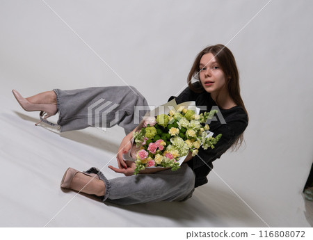 smile female fashion white romantic model fresh beautiful hair girl bouquet happy jeans natural day 116808072